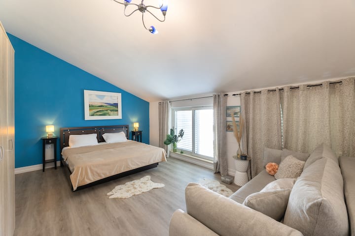 חדר שינה בקומה השנייה, מיטת קינג סייז וספה נפתחת נוספת ל-2 אנשים לכל היותר (קינג סייז). קיבולת מרבית 4 נפשות.