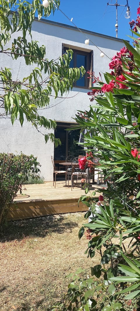 Crest: Charming House, with garden.