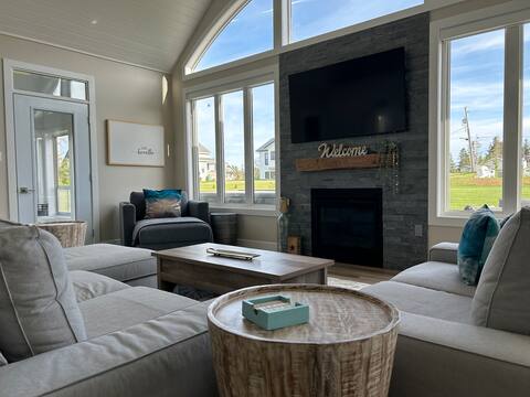 New 3 Bedroom House/Hiking Trails/Hot Tub