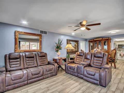 Successful Airbnb property: Royal Suite, Heated Pool & Spa 2 Bed 2 Bath in North Mountain