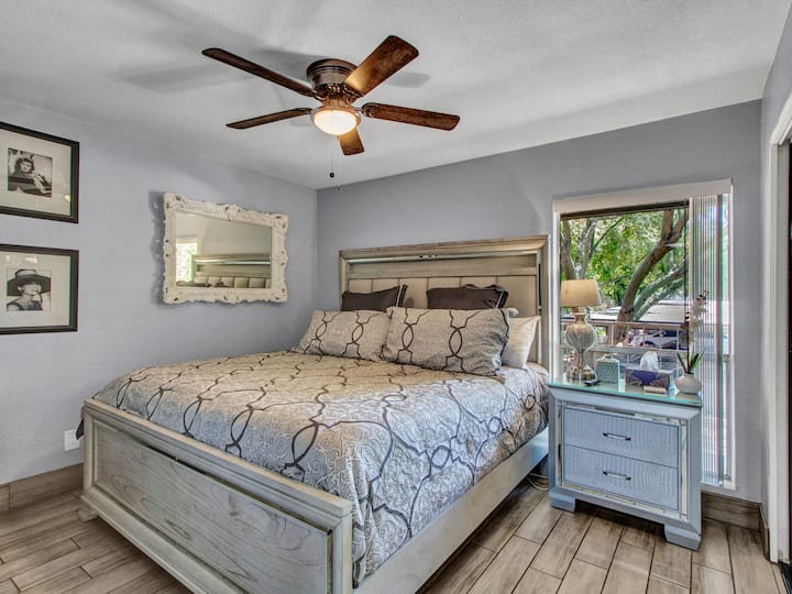 Kitanda cha ukubwa wa kifalme chenye starehe sana kilicho na meza 