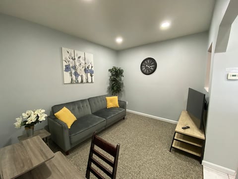 Cozy 1 Bedroom Apartment 10 Minutes From Downtown