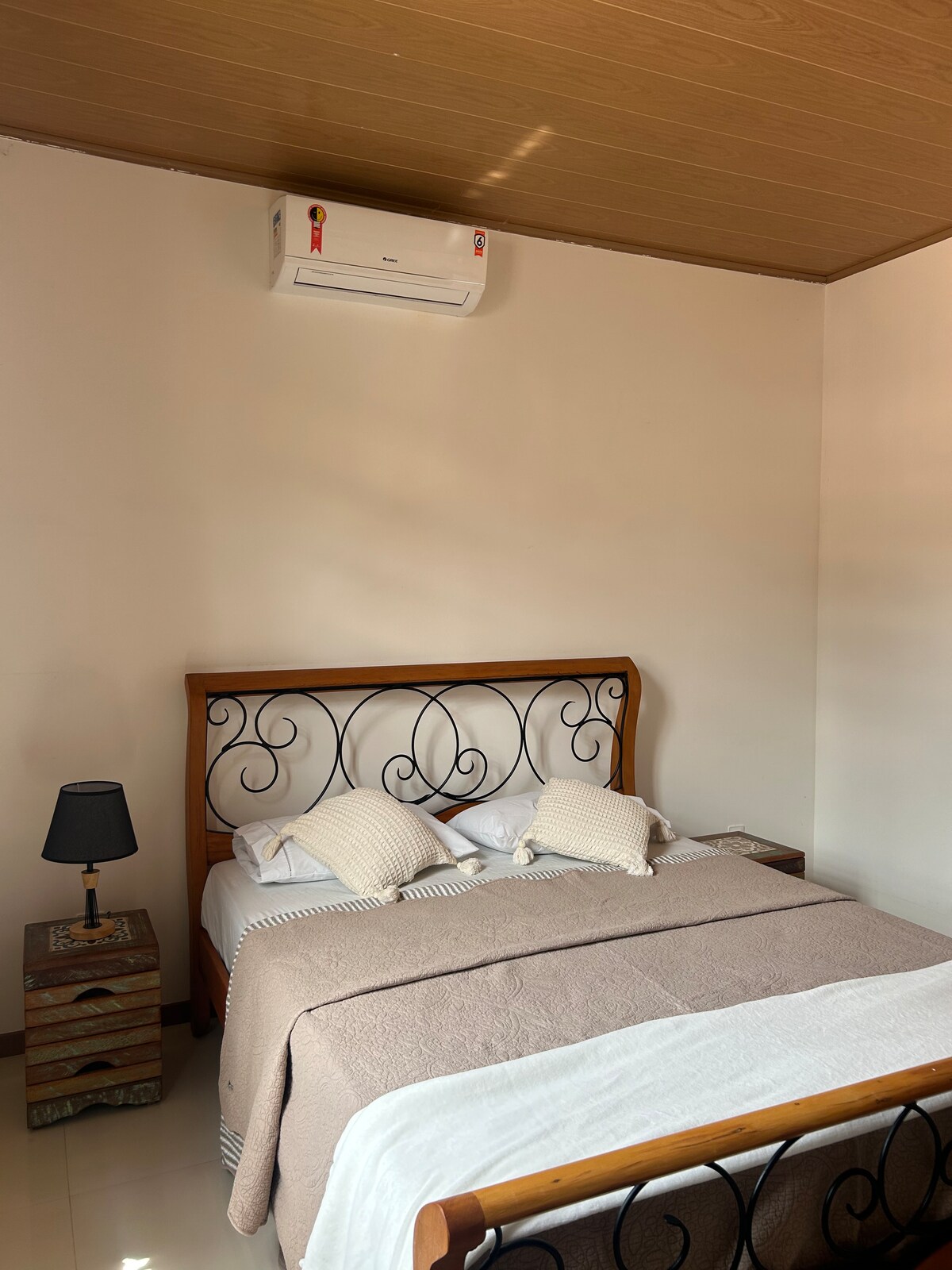 Halmashauri ya Jiji: 
Ina kitanda 1 cha ukubwa wa Malkia + 1 msaidizi mmoja, kiyoyozi kilichogawanyika, televisheni mahiri ya inchi 43 na Netflix inapatikana, dirisha lenye pazia la kuzima, viti viwili, kivuli 1 cha taa. Blanketi, vikasha vya mito na taulo za kuogea. 

