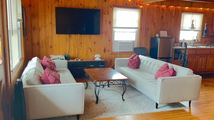 Farm Style Cozy Cottage With Hot Tub - Guelph