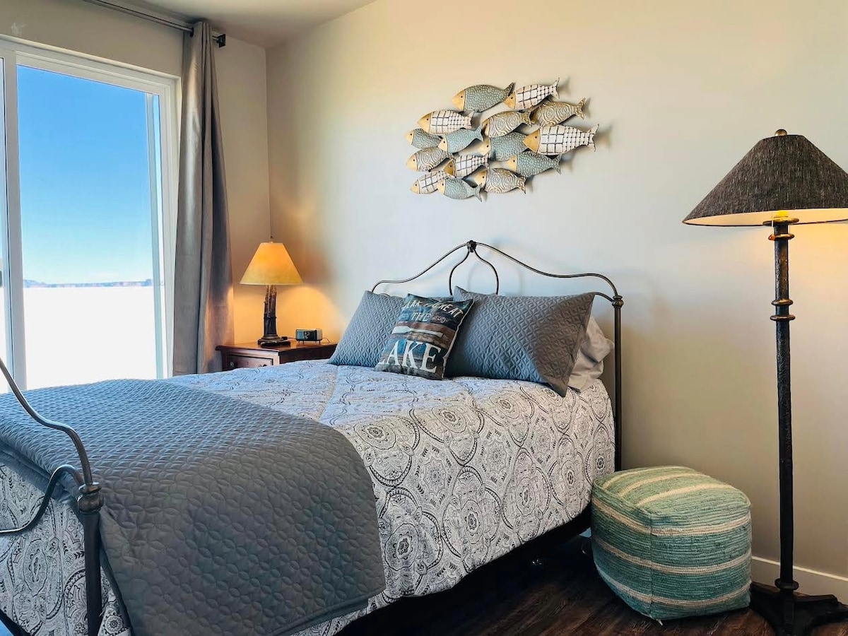 Sechs Fuß Schiebetür mit herrlicher Aussicht, Queensize-Bett, 43" und Kleiderschrank