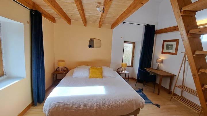 Chambre 2 "le pigeonnier", king size, climatisation, rideaux occultant, mezzanine avec échelle de meunier.