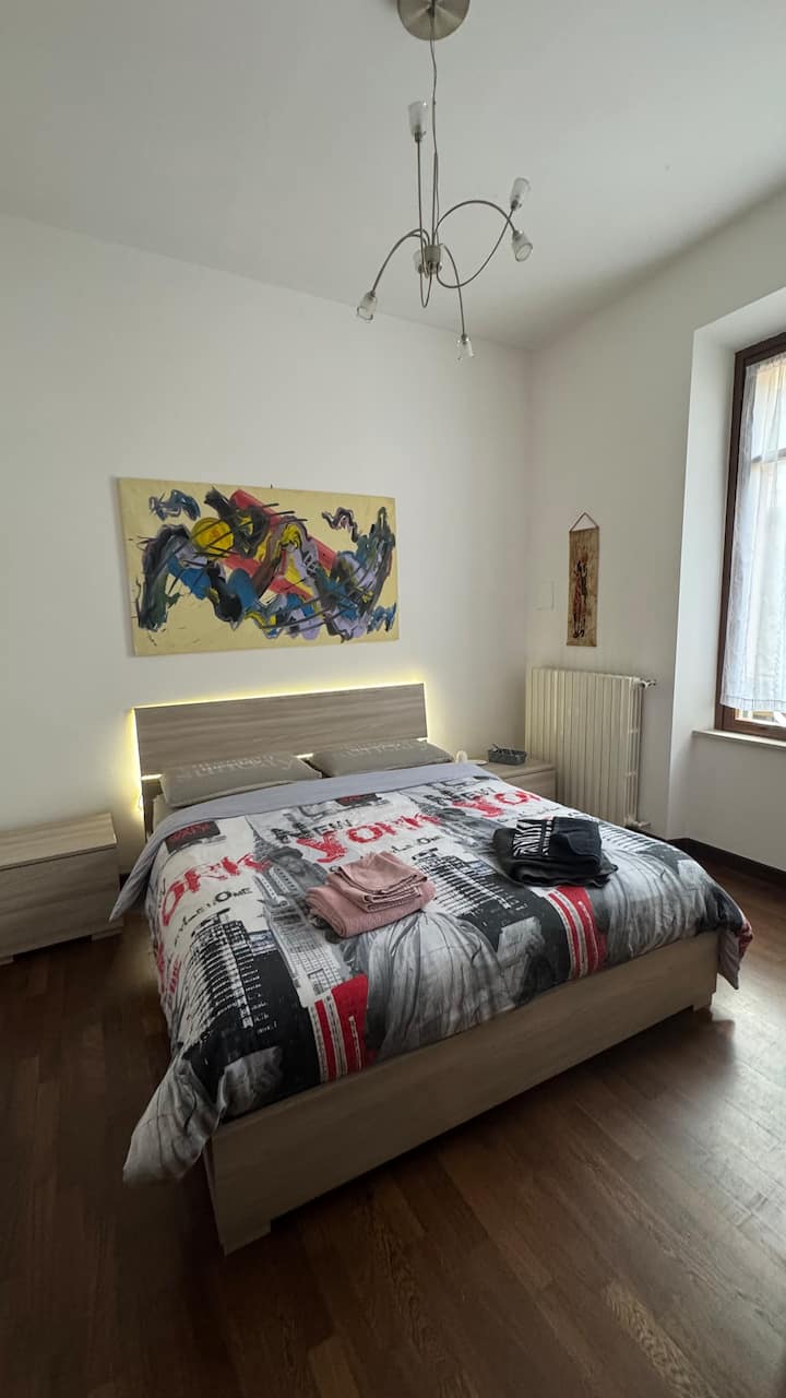 DORMITORIO grande.

La habitación consta de una cama doble, 2 mesitas de noche y un armario de 3 cajones con un espejo superpuesto.

Los ledes aplicados a la cabecera crearán un ambiente moderno y relajante