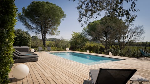 Exceptional villa with pool, jacuzzi