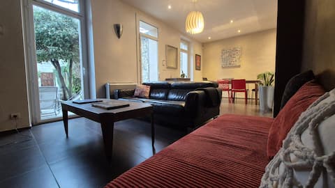 Top performing Airbnb: Large family home with private pool and parking in Avignon