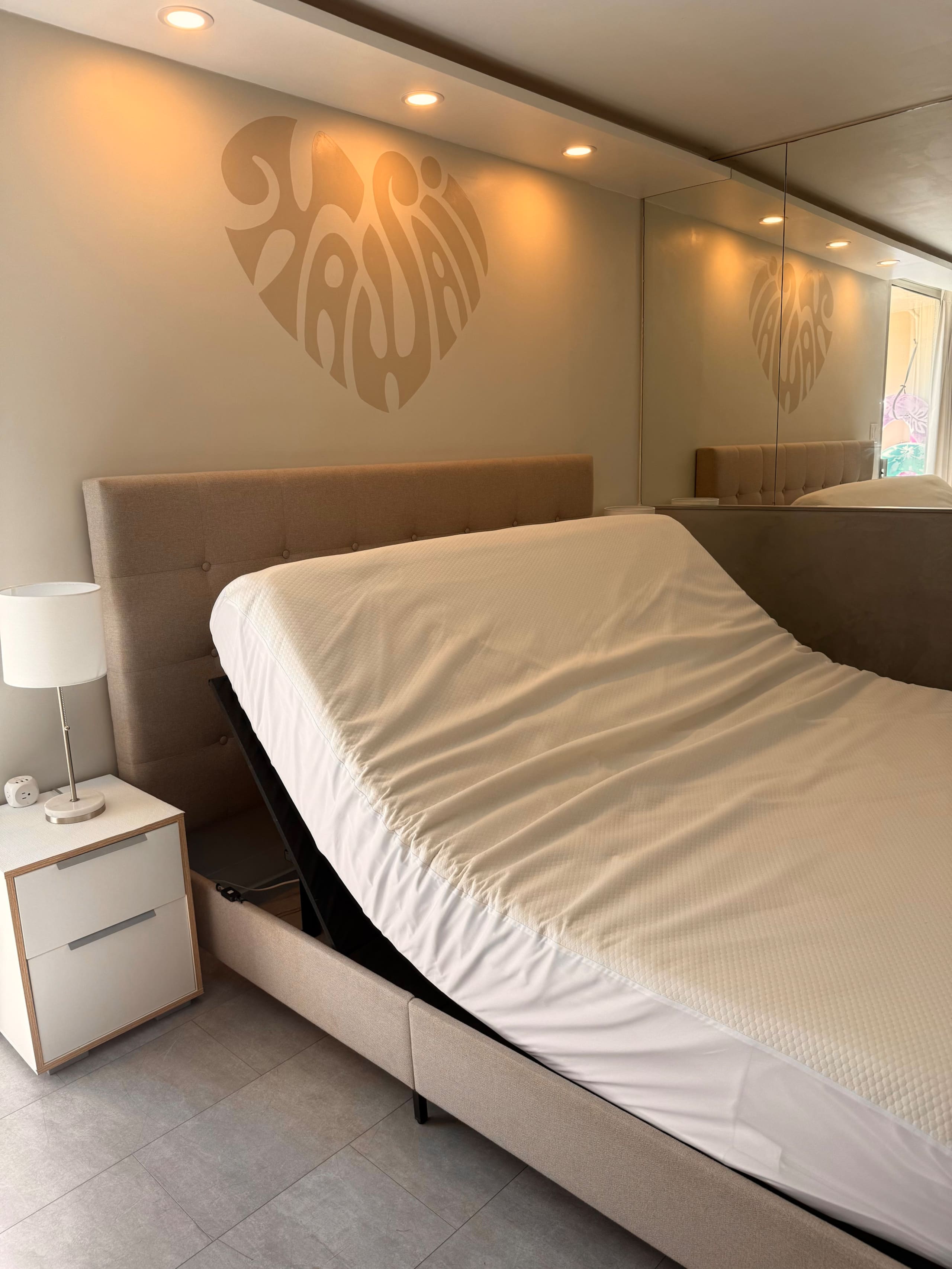 Free Parking Center of Waikiki King bed near Beach - Image 23