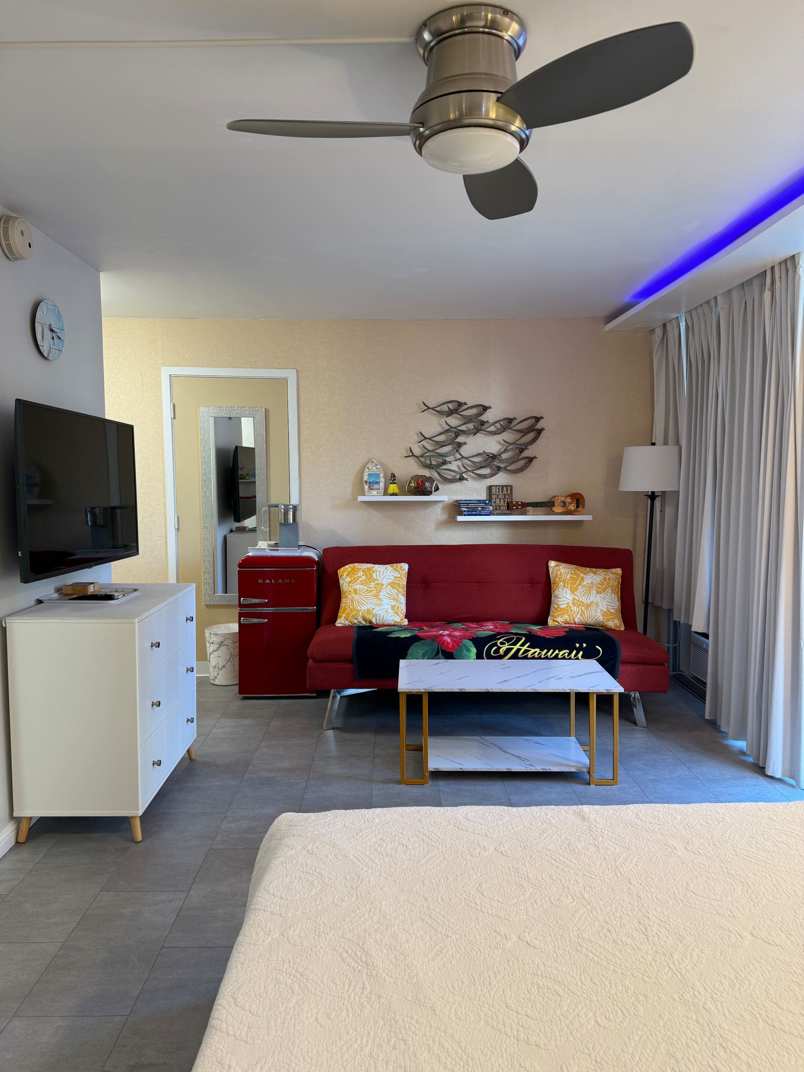 Free Parking Center of Waikiki King bed near Beach - Image 3
