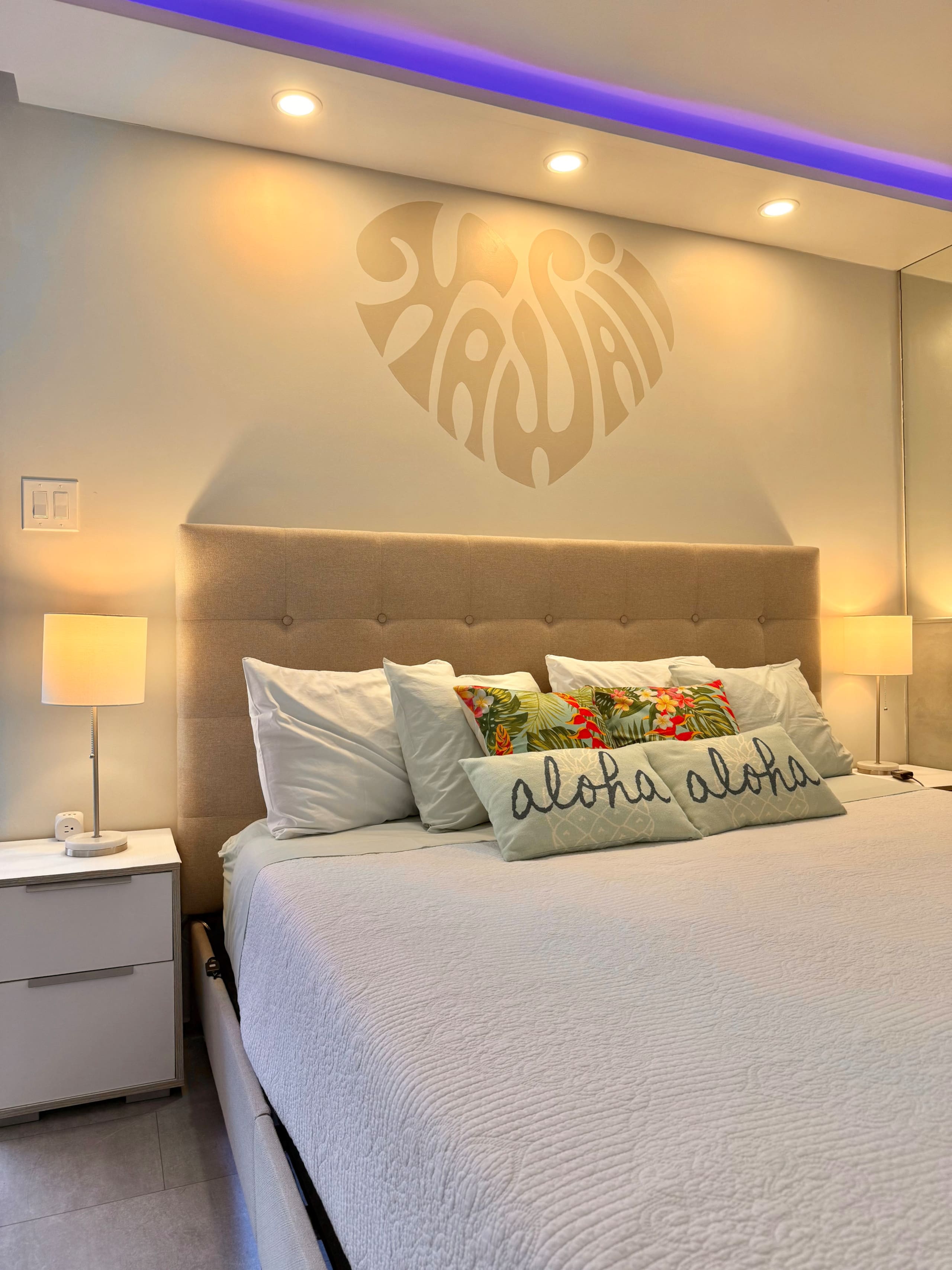 Free Parking Center of Waikiki King bed near Beach - Image 1
