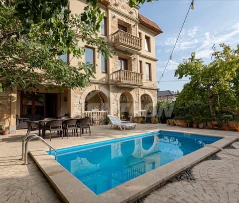 Cozy villa in a quiet luxury area