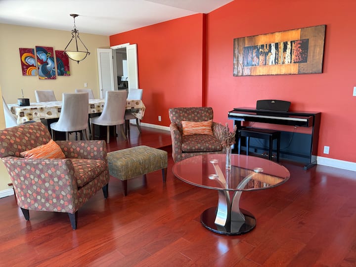 Luxurious Los Altos Hills Home With Stunning Views - Mountain View, CA