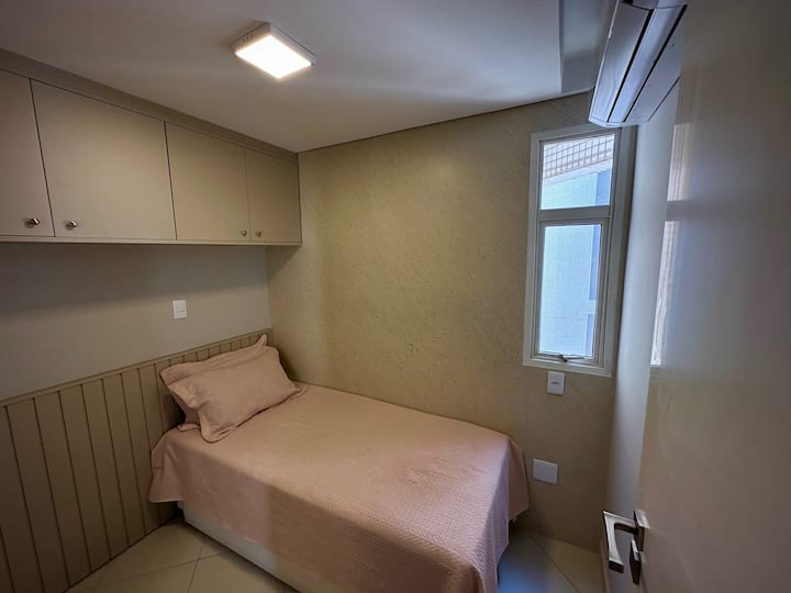 儿童套房-单人床，带全功能独立卫生间