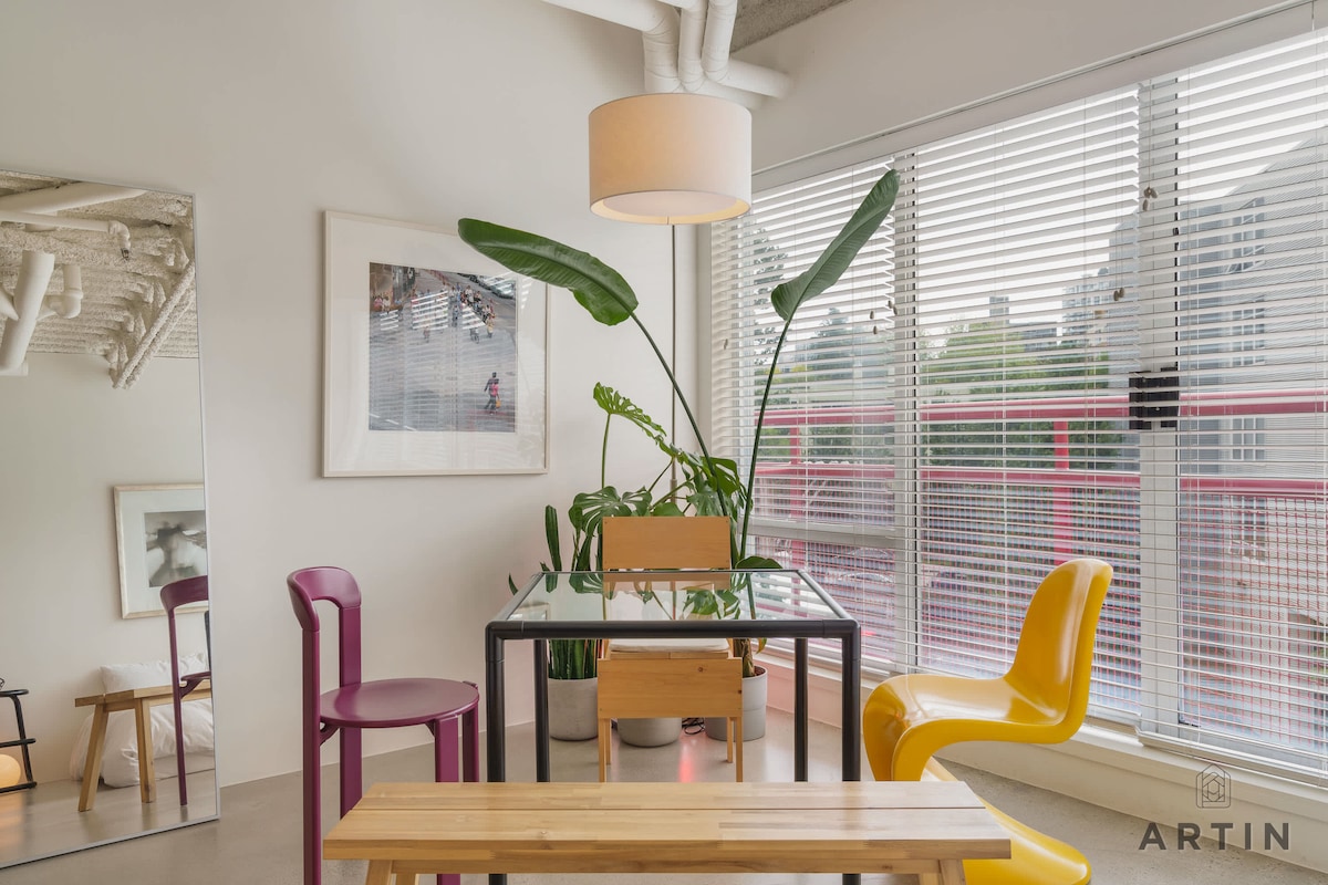 Modern & Stylish Flat right off Main St.
