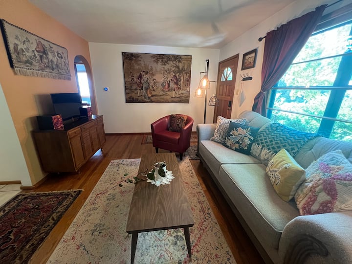 Dottie's Digs: 
Mid-century Modern Cozy Home - Illinois