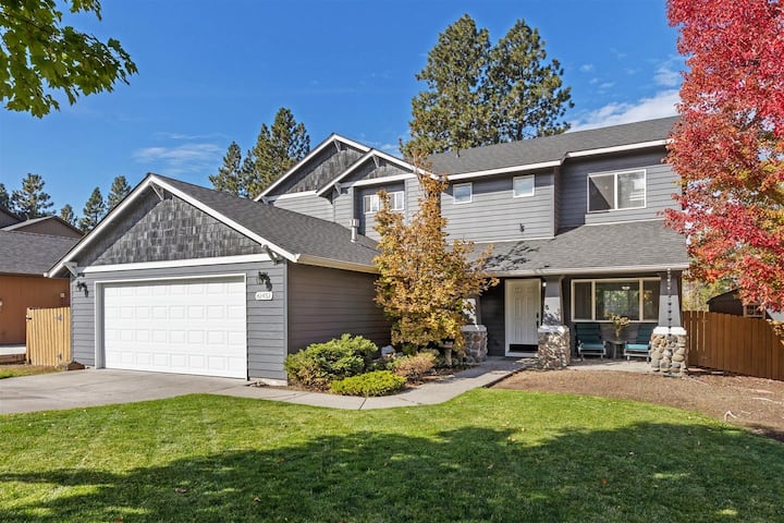 New Listing! Private Hot Tub | Backyard | Foosball - Bend