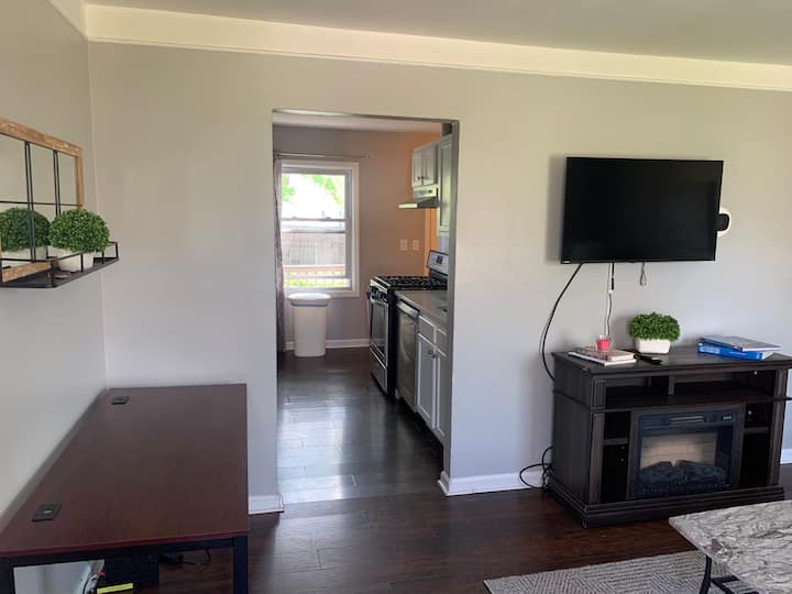 Cheerful Home With Office Area! - Troy, MI