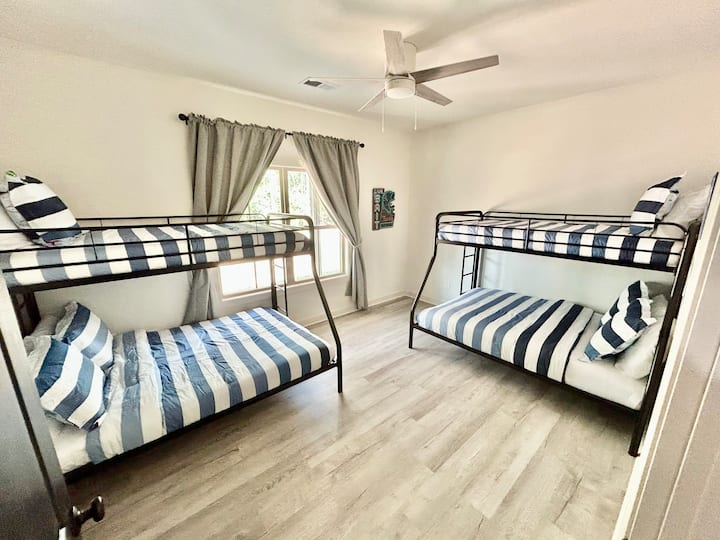 2 ორსართულიანი საწოლი. სრული ზომის საწოლი ქვედა ნაწილში და ორადგილიანი საწოლი ზემოდან.