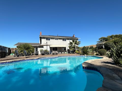 Beautiful 4 Bedroom Hillside Retreat