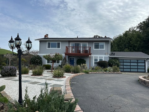 Beautiful 4 Bedroom Hillside Retreat