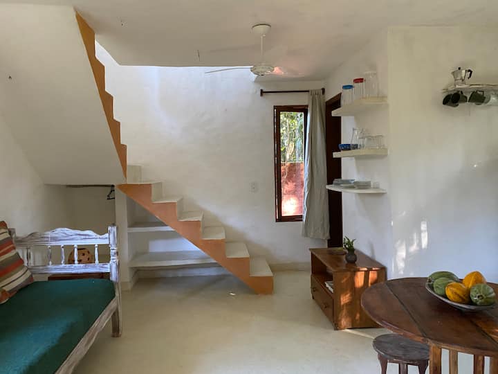 პირველი სართული სამზარეულოთი, მისაღები ოთახითა და სააბაზანოთი