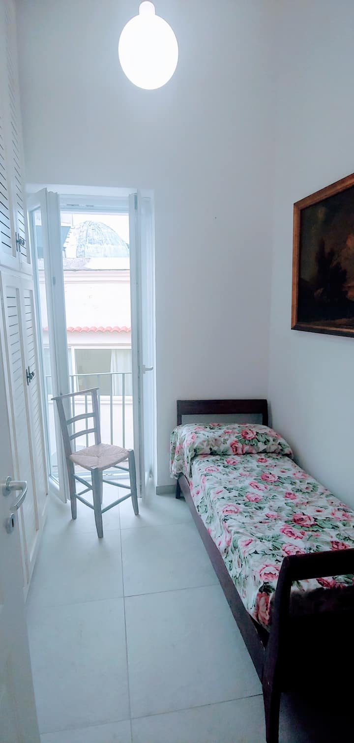 Habitación con cama de 185 cm de largo y balcón