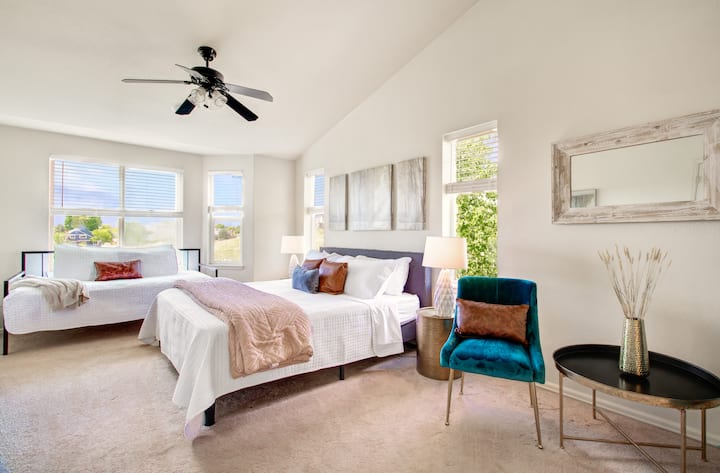 Chumba cha kulala cha ghorofa ya pili chenye bafu kamili 