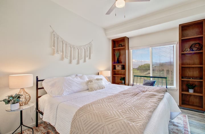 Chumba cha kulala cha ghorofa ya kwanza chenye bafu kamili.