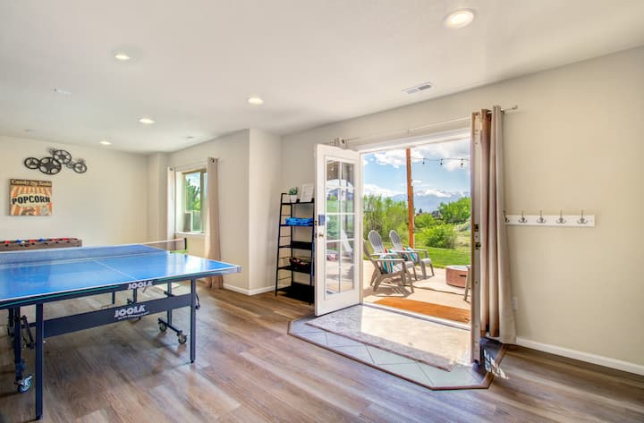 Chumba cha kumbukumbu kinafunguliwa kwenye baraza lenye beseni la maji moto na shimo la moto