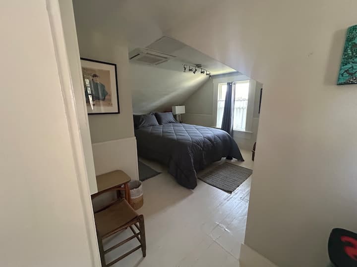 标准双人床。床头灯在底座上有USB充电器和插头。 遮光窗帘