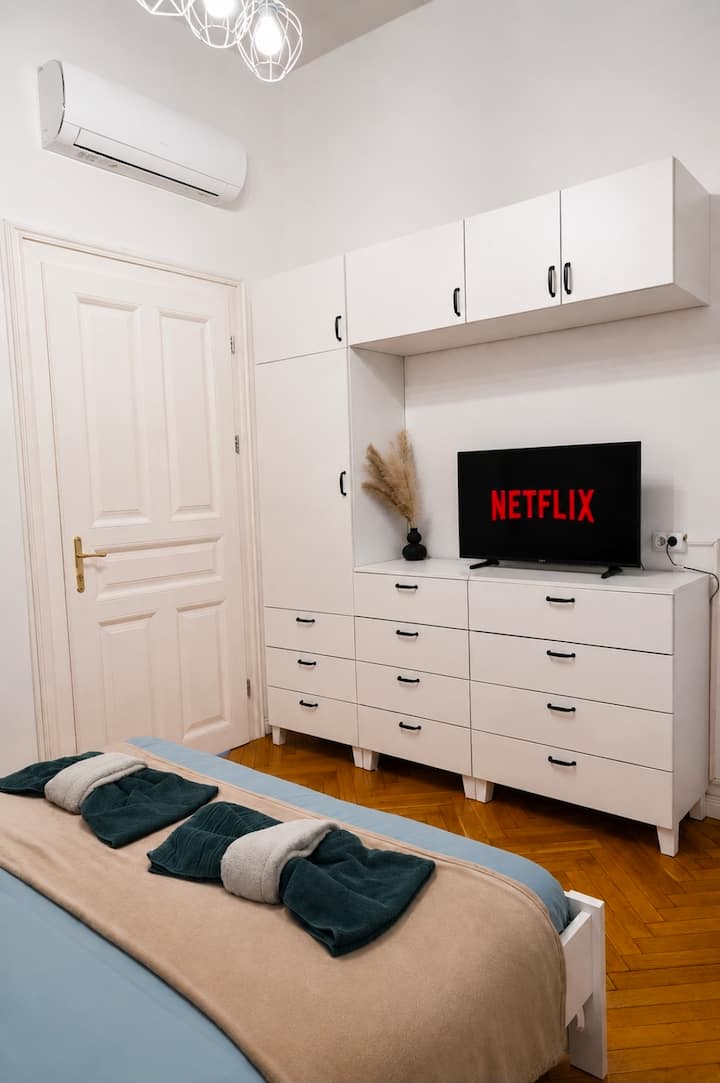 ผ่อนคลายไปกับรายการ Netflix ที่คุณชื่นชอบ พร้อมพื้นที่เก็บของกว้างขวางที่อยู่ใกล้มืออย่างสะดวกสบาย