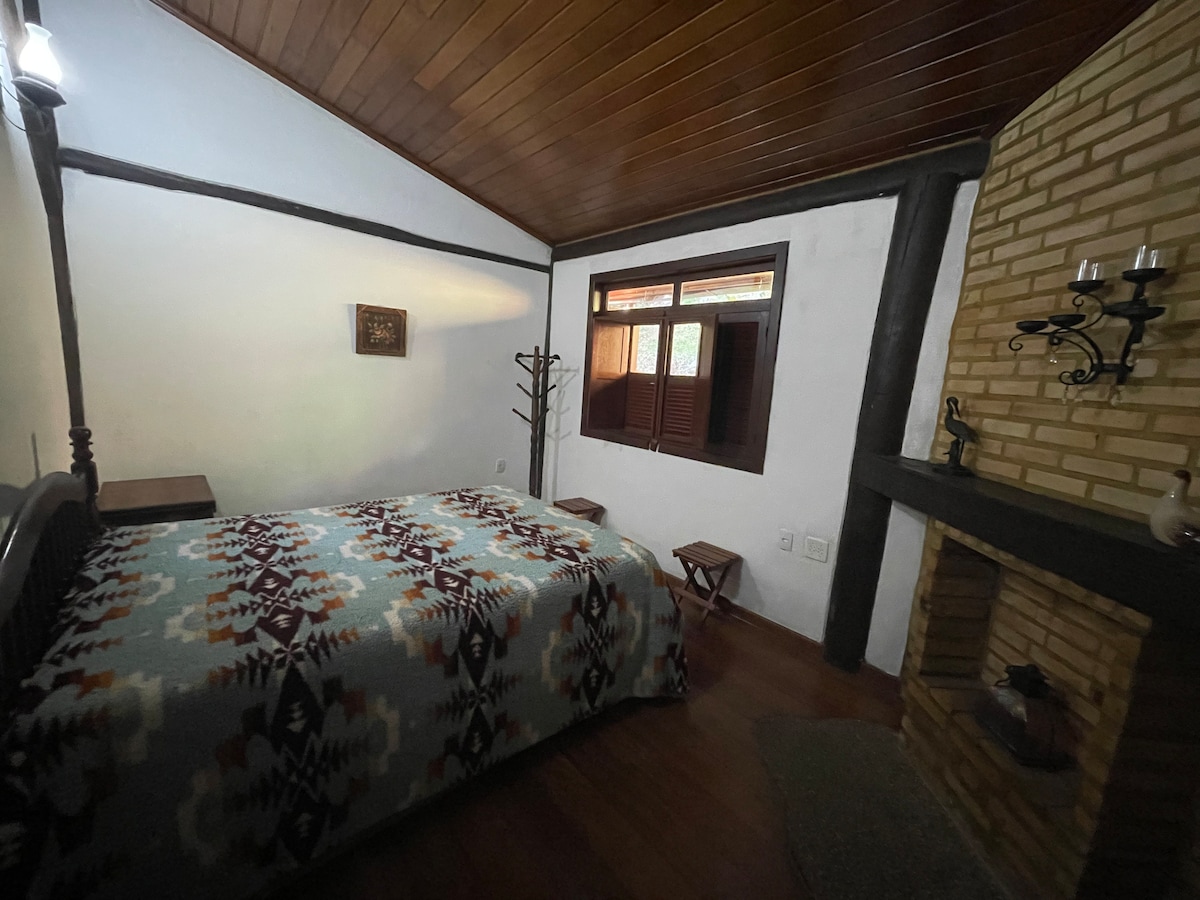 Apartman 1: bračni krevet s jednostrukim krevetom ispod njega.