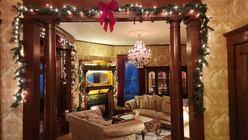 Luxury 6BR 4BA 4 Level Victorian w/sauna+hot tub