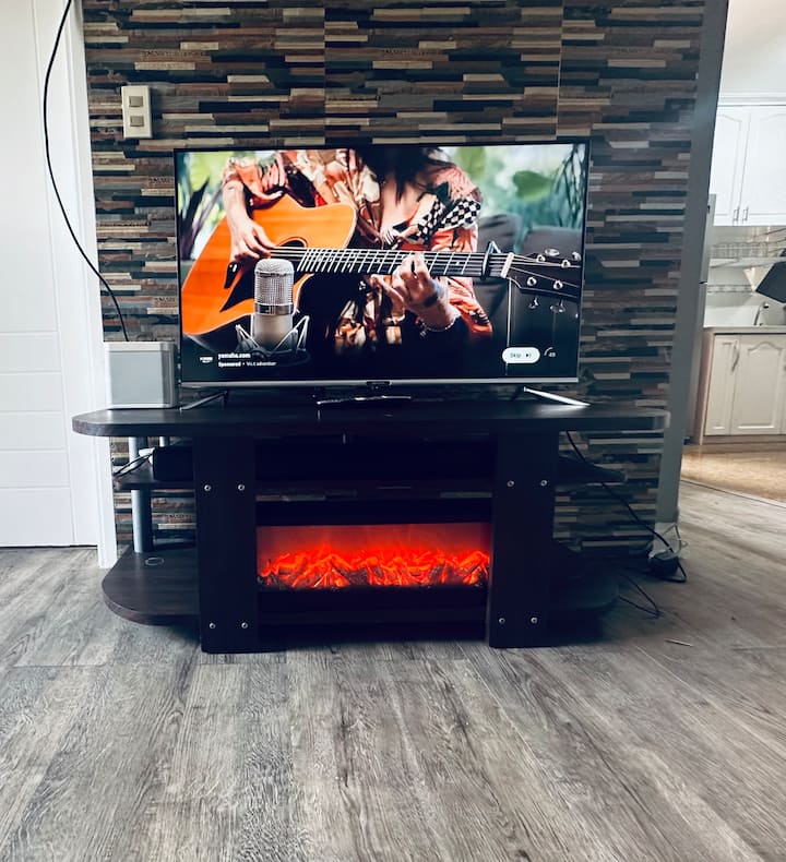 Смарт телевизор на долния етаж с безплатен Netflix и LED КАМИНА