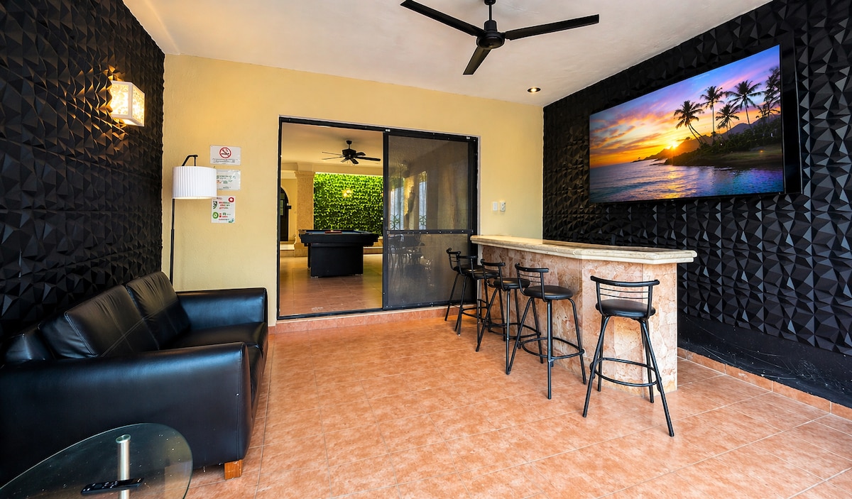 Top performing Airbnb: A relaxing accommodation with a pool table and swimming pool in Fraccionamiento Rinconada De Chuburná