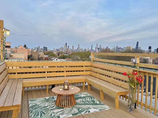 CHIC DOWNTOWN PENTHOUSE w/ private roof +parking