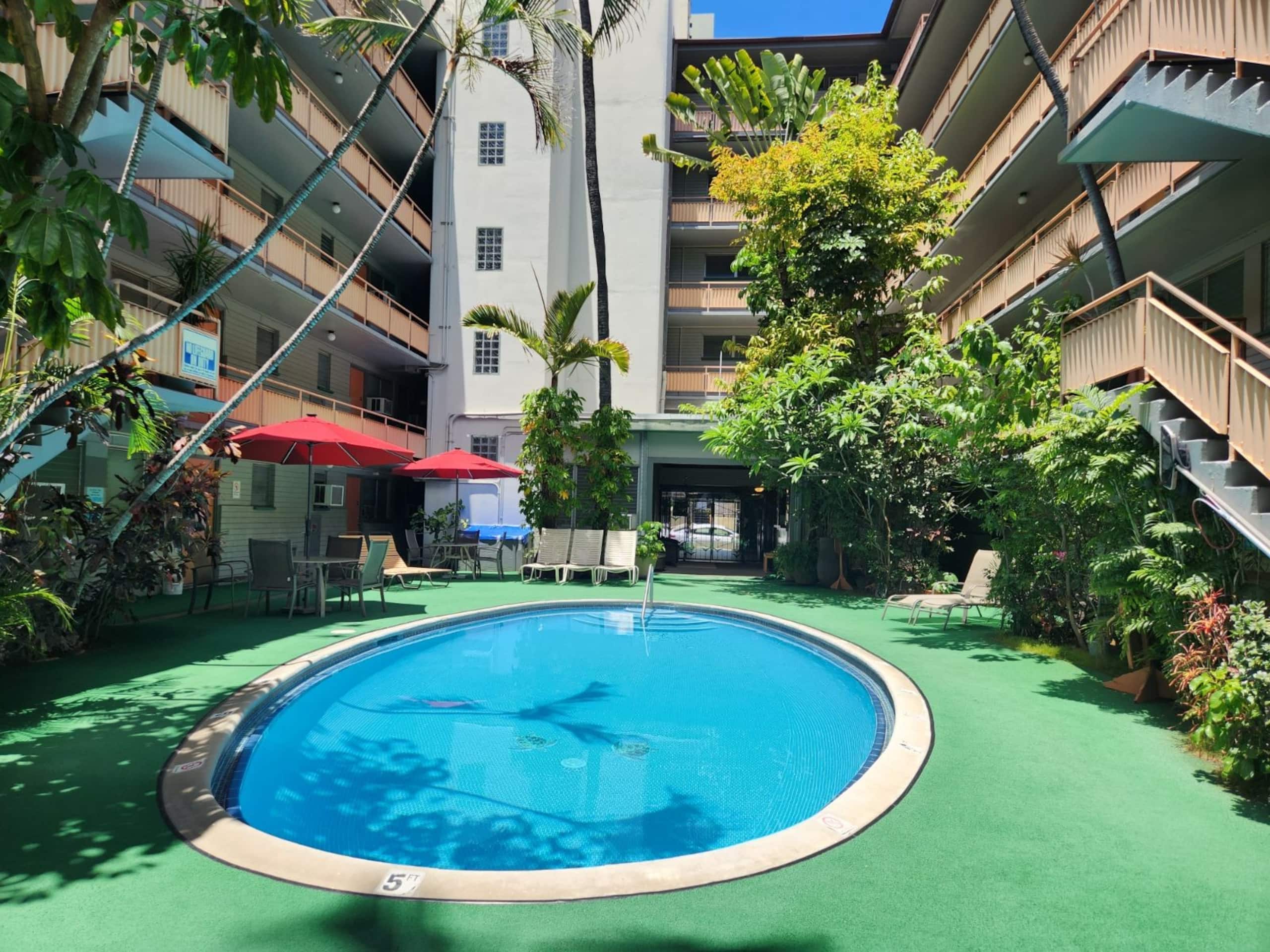 Condo in Honolulu · ★4.82 · 1 bedroom · 2 beds · 1 private bath - Image 12
