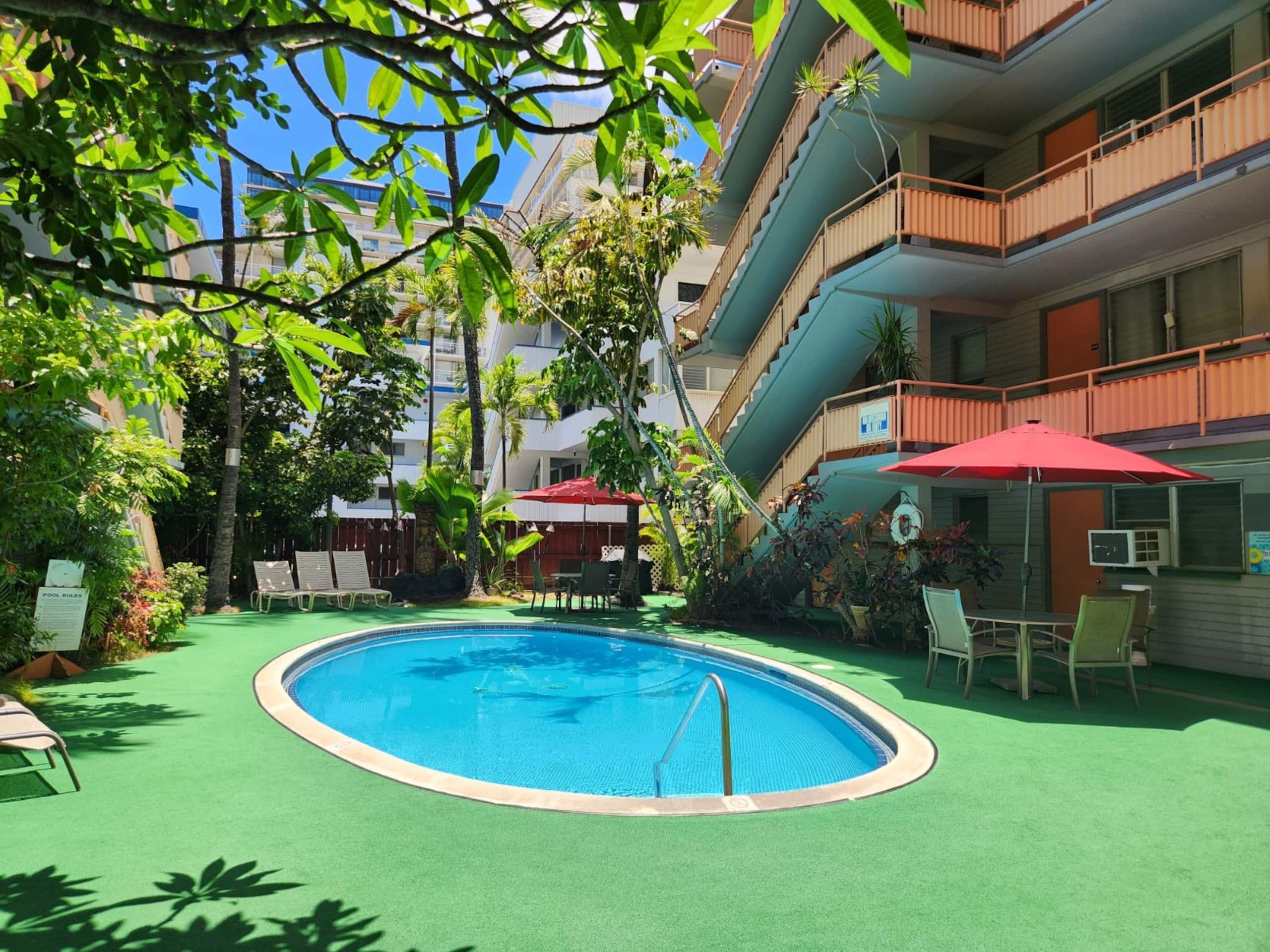 Condo in Honolulu · ★4.82 · 1 bedroom · 2 beds · 1 private bath - Image 15