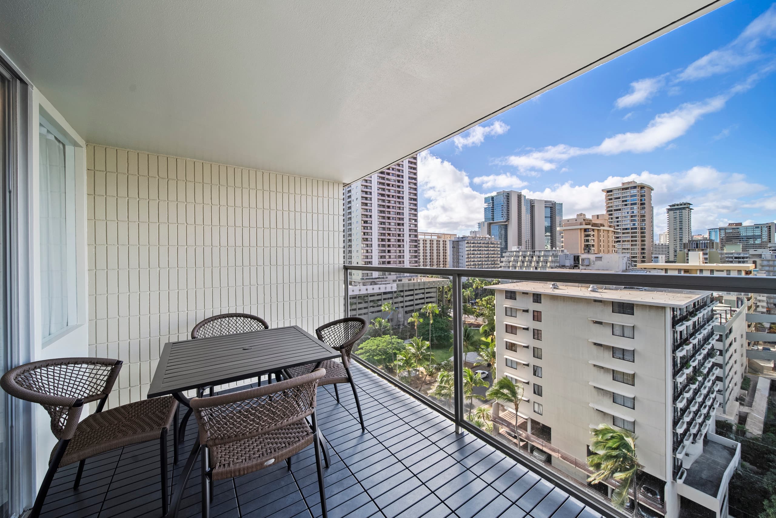 Amazing Central Waikiki Wonder - Photo 12