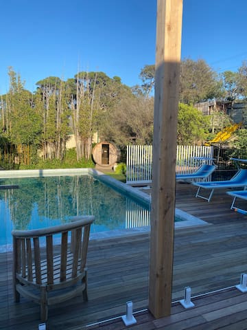 ‘Crabby Shack’-8m heated pool, play ground, sauna.