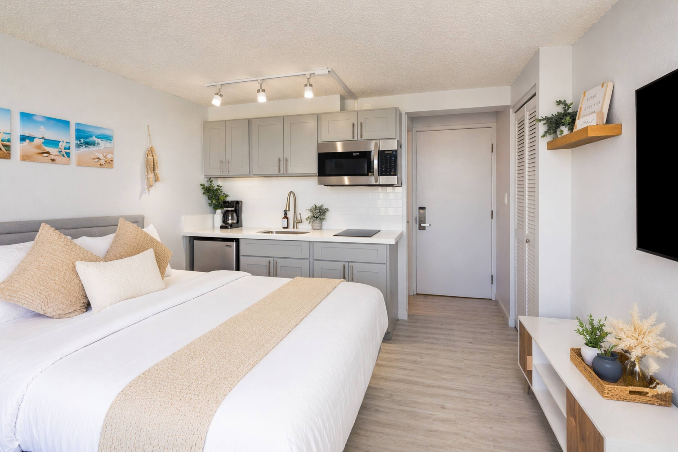 Condo in Honolulu · ★4.76 · 1 bedroom · 1 bed · 1 private bath - Image 14