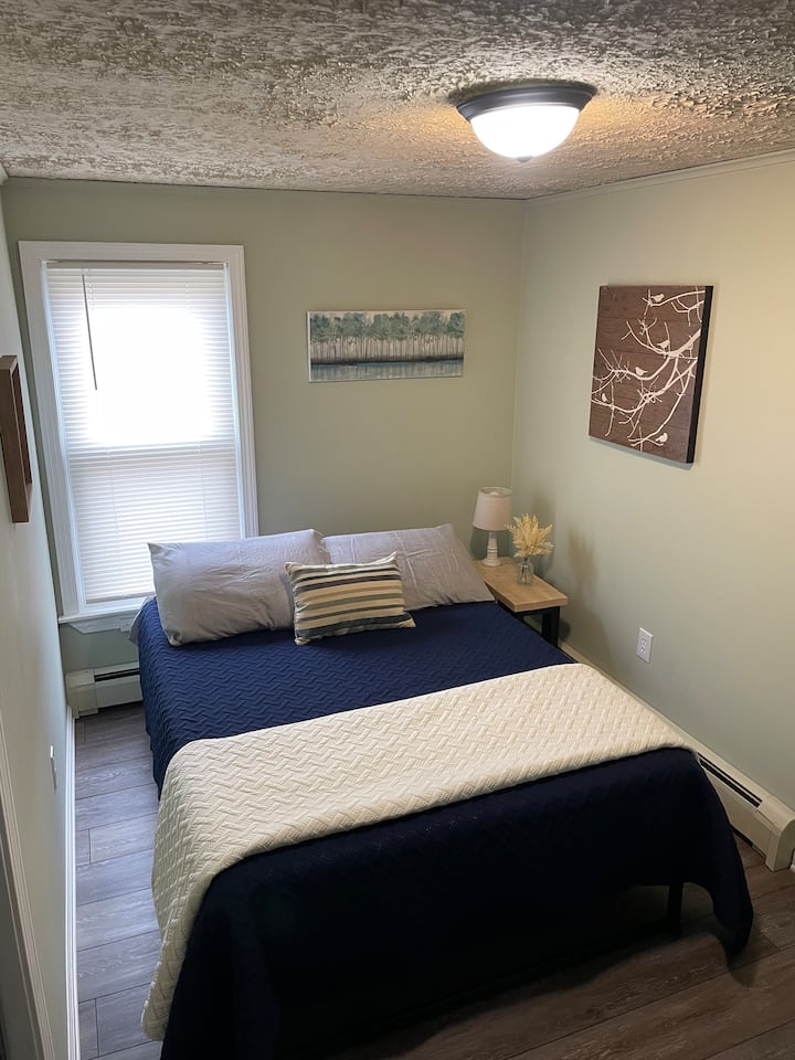 Chumba cha kulala 1. Kitanda cha ukubwa kamili, kabati, televisheni na Roku. 