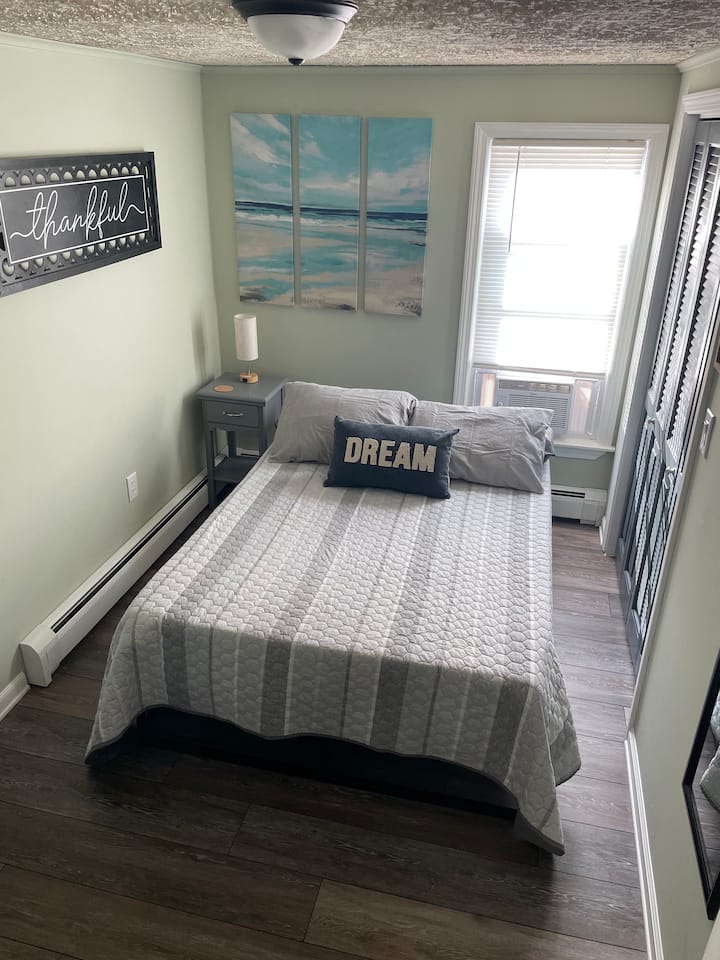 Chumba cha kulala 2. Kitanda chenye ukubwa kamili, kabati, televisheni yenye Roku. 