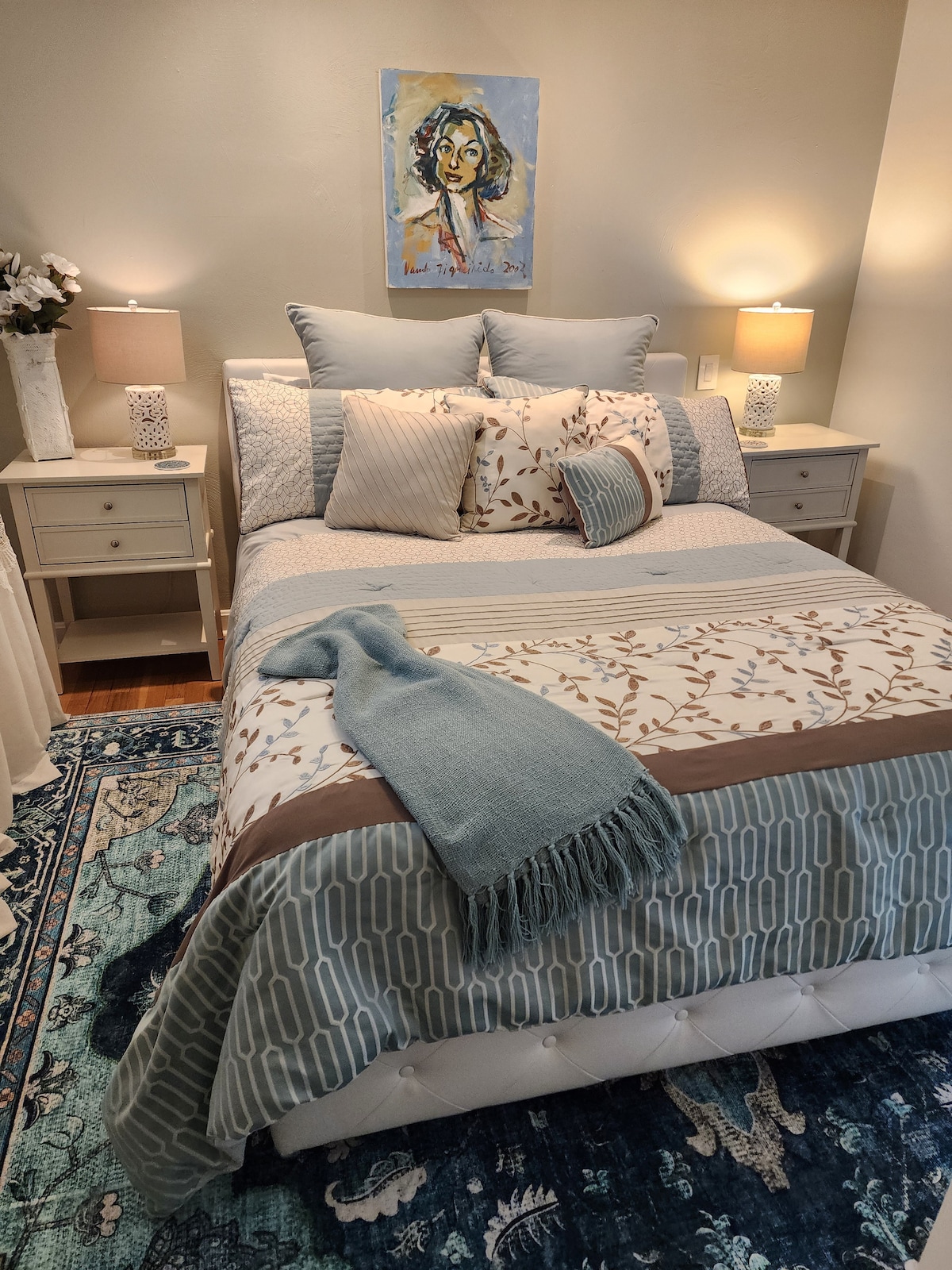 Lit SEALY POSTERPEDIC PLUS QUEEN, éclairage encastré, ventilateur de plafond, tables de chevet, lampes, coffre à lingerie et placard.