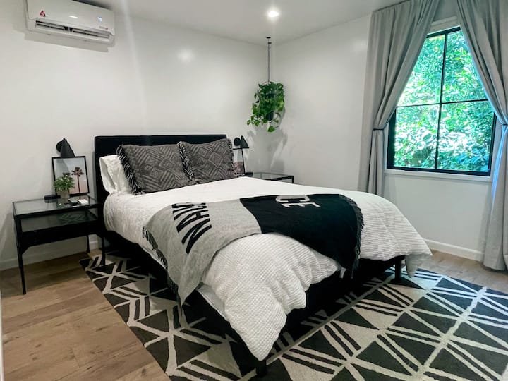 Двойно легло с уютно спално бельо и затъмняващи завеси