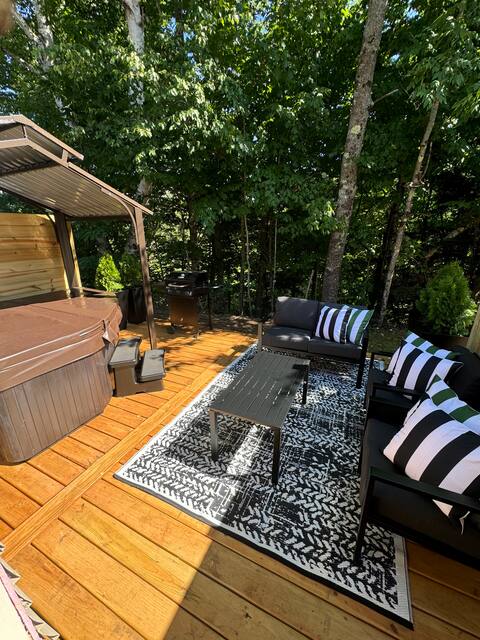 Cabin W/ PrivateHotTub, Pet Freindly Cozy Retreat