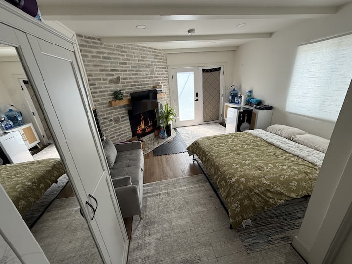 Rummeligt soveværelse med en luksuriøs California King-seng med blødt, behageligt sengetøj og tv. Har et privat, moderne badeværelse en suite med toilet og walk-in-brusebad. Lys, fredelig oase få minutter fra LAX og South Bay-strandene.