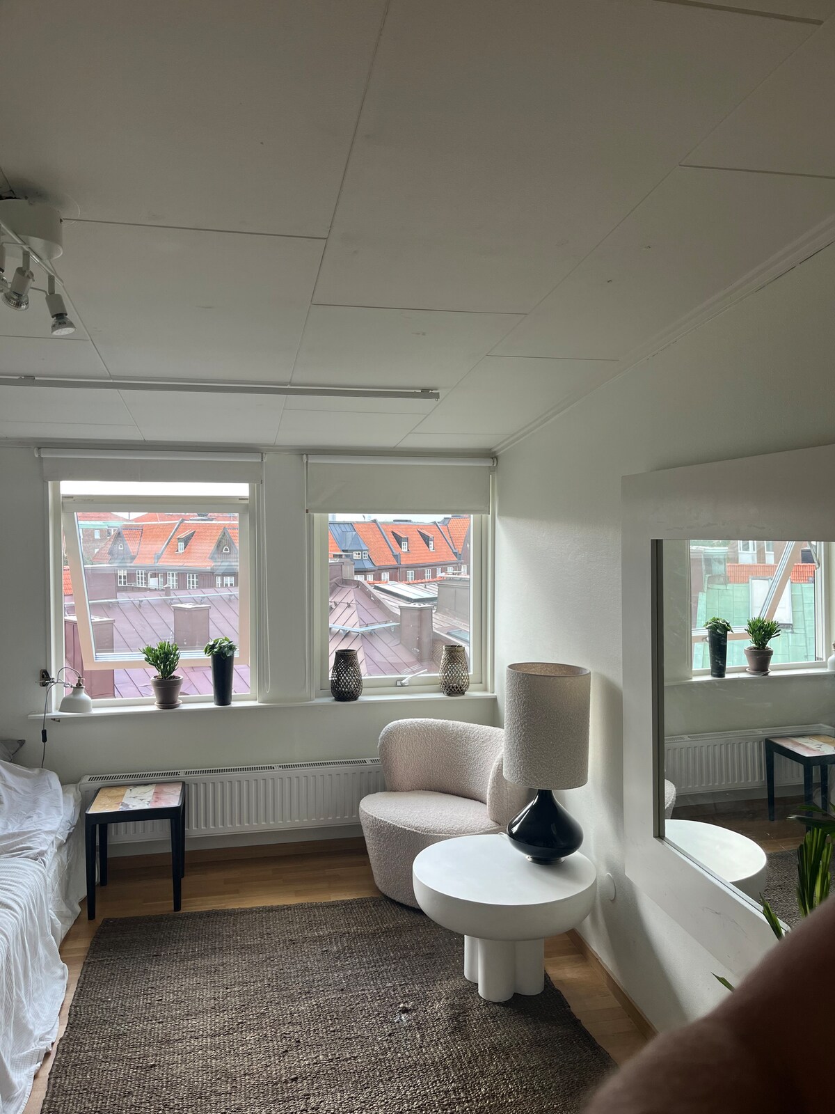 Belo quarto em um apartamento na cobertura no centro da cidade ...